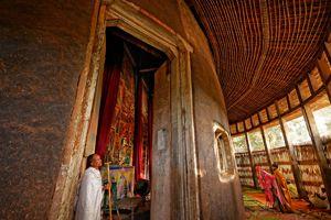 Les travées accèdent aux peintures du monastère d'Ura Kidane Mehret.