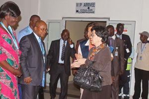 La directrice générale de l'OMS, Margaret Chan, arrive à Conakry (Guinée) le 1er août 2014.