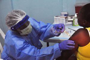 Une femme participe à l'essai d'un vaccin, le 2 février à Monrovia (Liberia).