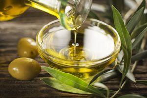 L'huile d'olive faut baisser le taux de mauvais cholestérol (LDL) et augmente le taux de bon cholestérol.