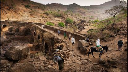 - Le pont de Tisoha construit par les Fasilades enjambe le Nil Bleu et s'engouffre dans une profonde gorge taillée dans le basalte noir.