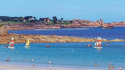 Perros-Guirec est l'une des principales stations balnéaires de Bretagne, sa population passe de 7300 à 40.000 habitants en août.