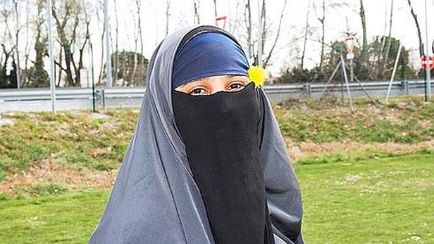 Kenza Drider femme en niqab  devenue star  des m dias