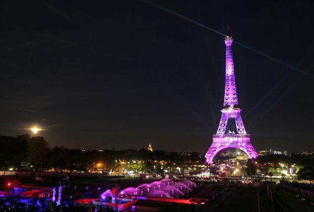 La Tour Eiffel a été illuminée à l'occasion de la campagne «Octobre rose».