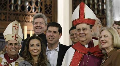 Pai Alberto Cutie (no centro, en civil) ea súa noiva guatemalteca, 28 de maio, nunha igrexa episcopal de Miami.