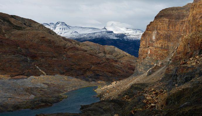 O desfiladeiro fóssil foi outrora coberto por um glaciar. Os fósseis marinhos presos nas paredes rochosas são um testemunho da história milenar do Parque Los Glaciares.'un glacier. Les fossiles marins emprisonnés dans les parois de roches tmoignent de l'histoire millénaire du parc Los Glaciares.
