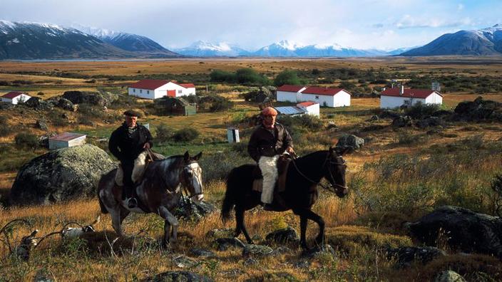 A boina aparafusada na cabeça e em saddleenbsp;! Para os gaúchos, o cavalo é a melhor forma de percorrer as vastas extensões da estepe patagónica.