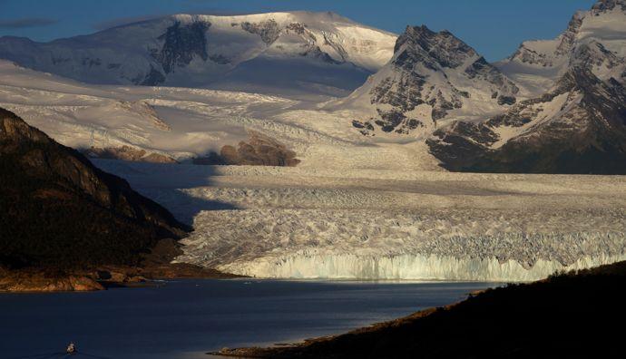 O Glaciar Perito Moreno corre para as águas azuis do Lago Argentino. Este esplendor natural atinge uma altura de 60 metros.