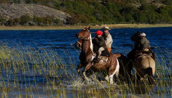 Nas estâncias da Patagónia, a vida quotidiana dos gaúchos tem permanecido muito semelhante à dos seus antepassados. Ainda hoje, os seus filhos assumem a tocha com entusiasmo.'hui encore, leurs enfants reprennent le flambeau avec enthousiasme.