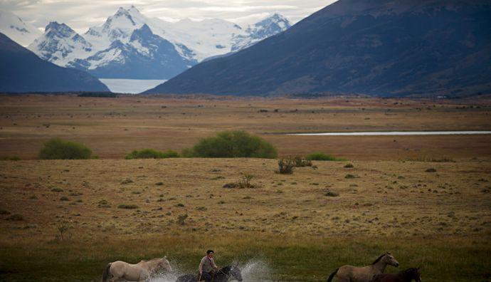 Travado num deserto hostil, os gaúchos da Patagónia só podem confiar neles próprios.