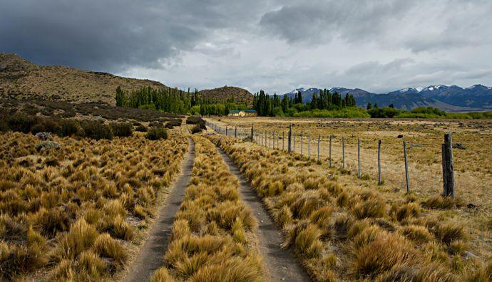 No fim da estrada, um pequeno pedaço de Inglaterra esconde-se no coração da Patagónia. Hosteria Alta Vista está aninhada entre 75.000 hectares de estepe.'Angleterre se cache au cœur de la Patagonie. L'Hosteria Alta Vista est nichée au milieu de 75 000 hectares de steppes.
