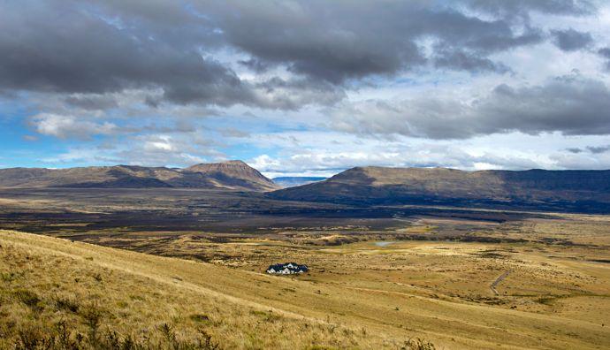 O Eolo Lodge alberga os seus hóspedes ao pé do Cerro Frias. Ao sul do Lago Argentino, um refúgio isolado entre o deserto e as montanhas...'Eolo O Eolo Lodge alberga os seus hóspedes ao pé do Cerro Frias. Ao sul do Lago Argentino, um refúgio isolado entre o deserto e as montanhas...odge abrite ses hôtes au pied du Cerro Frias. Au sud du O Eolo Lodge alberga os seus hóspedes ao pé do Cerro Frias. Ao sul do Lago Argentino, um refúgio isolado entre o deserto e as montanhas...ago Argentino, un havre isolé entre désert et montagnes...