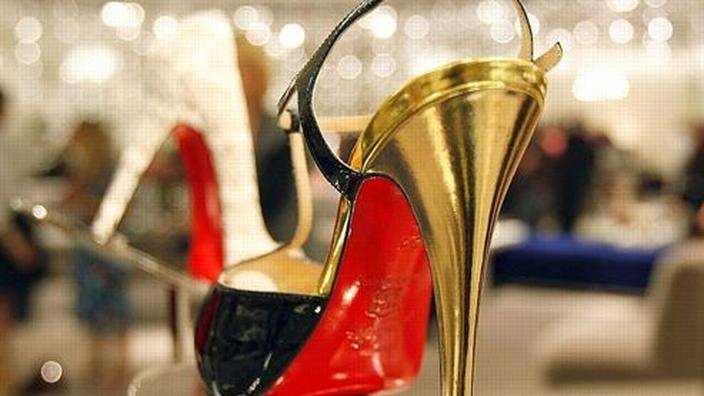 Elle A Vu La Semelle Rouge Est Le Signal Louboutin-YSL : fin de la guerre de la semelle rouge