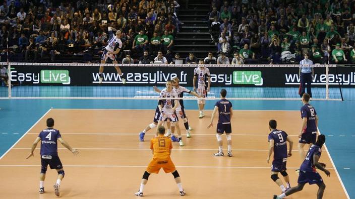 Pourquoi un joueur porte un maillot different en volley