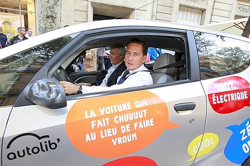 Sur Le Siege Arriere De L Autolib Avec Les Parisiens
