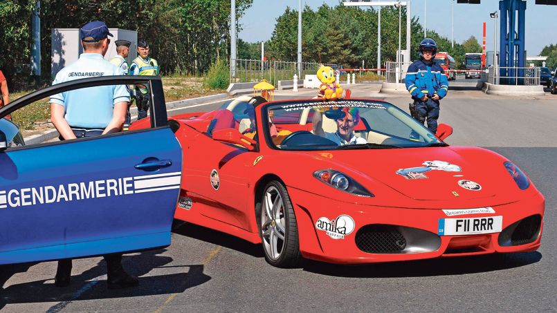 Course De Voiture De Sport Rouge Sur La Route La Nuit Avec Des