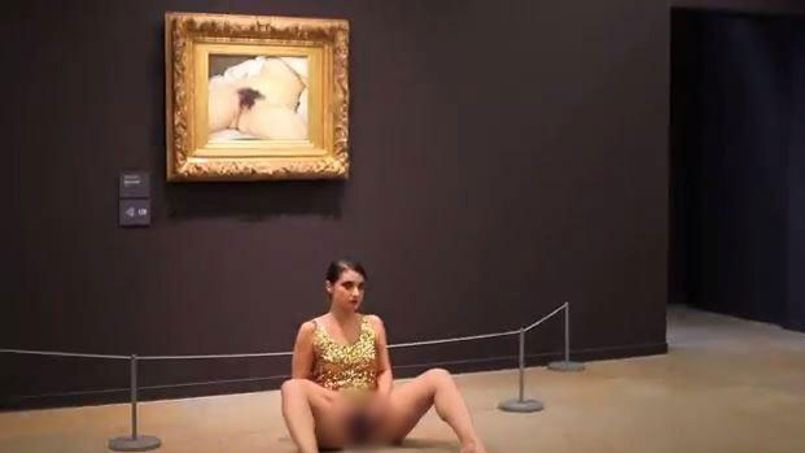 femme sexi qui se desabille devant sa fnetre ouverte femme sexi qui se desabille devant sa fnetre ouverte