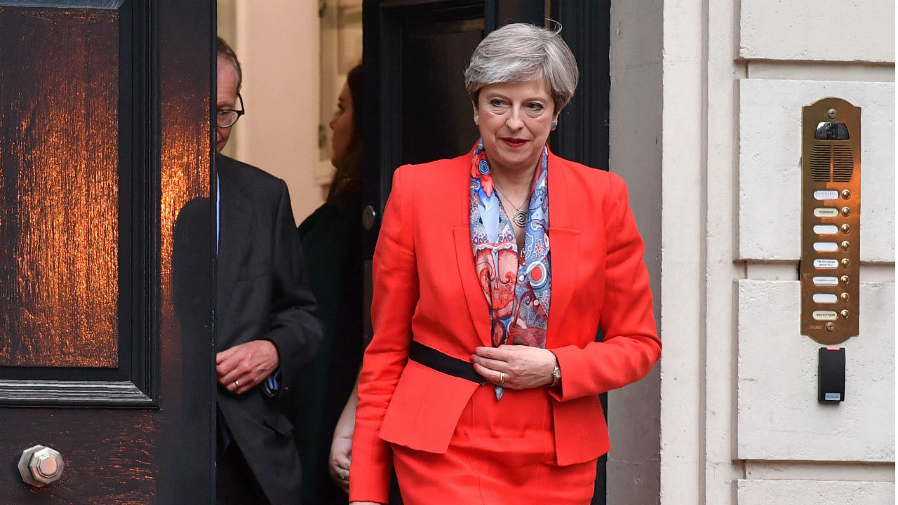 En direct - Theresa May forme un nouveau gouvernement pour «mener