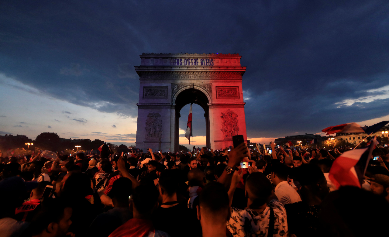 En Direct La France Entiere Celebre La Victoire Des Bleus