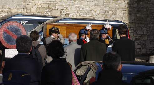 Samedi à Senlis, une foule nombreuse est venue apporter son soutien à la famille de la jeune fille assassinée dans le RER.