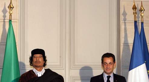Mouammar Kadhafi, président de la Lybie, est reçu au Palais de l’Elysée par Nicolas Sarkozy, à l’occasion de sa première visite officielle à Paris depuis 1973 (AFP).