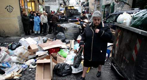 À Naples, le ramassage des déchets est interrompu depuis le 21 décembre en raison de la saturation des décharges. Les ordures amoncelées menacent aujourd'hui d'étouffer la ville.