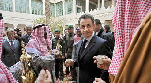 Levée de sabres pour Nicolas Sarkozy, hier au Palais royal de Riyad, en compagnie du prince Salman Abdel Aziz al Saud, frère du roi Abdullah.