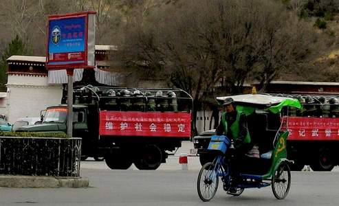 La diplomatie chinoise, qui a exclu jeudi toute entrevue prochaine entre le président chinois et le Prix Nobel tibétain, se reflète sur le terrain : les soldats ont pris place au pied du palais du Potala, et Lhassa est désormais sous très haute surveillance.