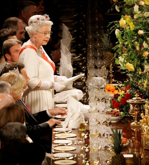 Installée entre Nicolas Sarkozy et Bernard Kouchner, la reine Elizabeth II a prononcé un discours en ouverture du banquet, au château de Windsor.