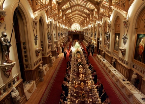 Vue générale du dîner : la table en acajou est longue de 55 mètres. Elle accueille 146 convives. Au menu, filets de barbue Béatrice, noisette d'agneau Bréhan et savarin à la rhubarbe.