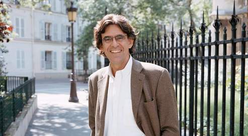 Luc Ferry doit rendre un rapport en juin sur « les différentes options possibles » pour « la mise en œuvre du service civique ».