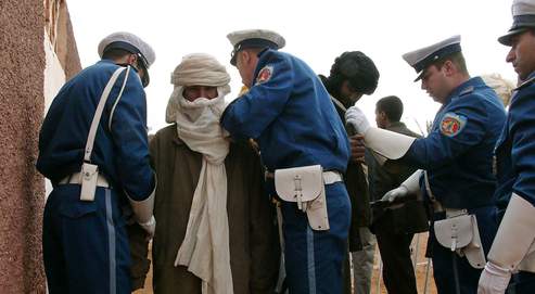 Contrôle policier dans le sud du pays. Quelque 130 000 policiers, gendarmes et pompiers vont être recrutés en Algérie dans les trois ans. Les Français fourniront formations et matériels.
