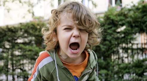 Pour prendre l'ascendant sur ses parents, le jeune enfant alterne moments de colère et de chantage affectif avec des phases de câlins durant lesquelles il va tenter de se faire pardonner.