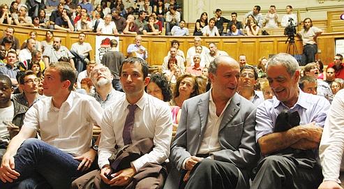 Benoît Hamon et Henri Emmanuelli ont présenté samedi à la Sorbonne leur contribution, «Reconquêtes», dans laquelle Laurent Fabius (au centre) a trouvé des «convergences» avec sa démarche.