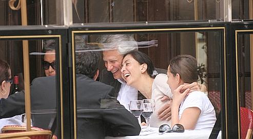 Ingrid Betancourt a déjeuné en famille dans un restaurant parisien, dimanche, en compagnie de son ami Dominique de Villepin.