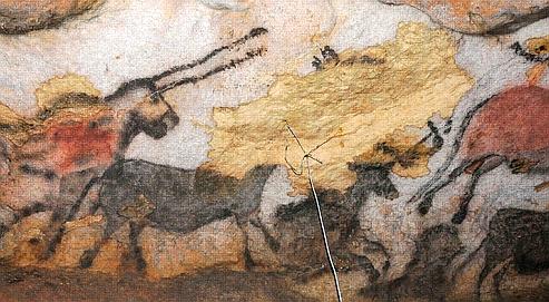 Dans la salle des Taureaux de Lascaux, les peintures sont intactes. Le fil électrique visible sur la photo du haut alimente les sondes enregistrant les températures de la roche et de l'air. En bas à droite, un détail de la Vache rouge où la condensation remarquée ces derniers mois a disparu.