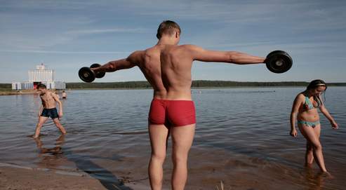 Sur les rives du lac Seliguer, à 350 km de Moscou, les militants des jeunesses poutiniennes se livrent à toutes sortes d'exercices.