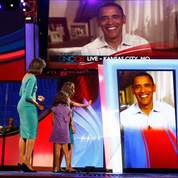 Malia et Sasha, 10 ans et 7 ans communiquent avec leur père à travers une liaison satellite. (AP Photo/Jae C. Hong)