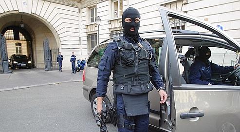 Depuis sa montée en puissance, le GIGN a accompli quelque 300 missions ponctuées par 87 interpellations. Ici, les militaires en cagoule escortent Antonio Ferrara au Palais de justice, en juin 2006.