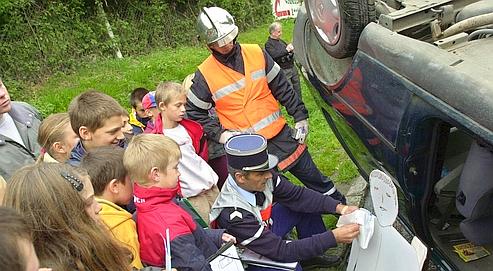 Des élèves de CM2 de l'école Victor Duprez de Villers-sur-Mer assistent à la simulation d'un accident et de secours organisés par la brigade de gendarmerie de la ville.