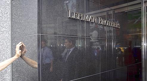 Fondée en 1850 par les frères Lehman, la banque a traversé la crise de 1929 mais n'a pas résisté à celle du subprime. Le 15 septembre dernier, elle est déclarée en faillite et son titre plonge de 94 %, entraînant le Dow Jones dans sa chute. La plus forte depuis le 11 septembre 2001.