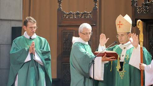L'abbé Franck Touzet (G), premier membre de l'Opus Dei nommé dans une paroisse française, célèbre sa première messe.