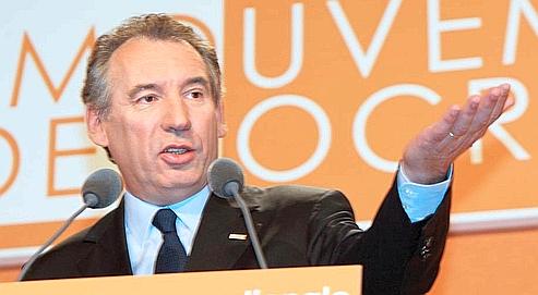 «Le modèle de Sarkozy, c'est le modèle américain», a lancé François Bayrou - entouré de Marielle de Sarnez et de Corinne Lepage -, dimanche, à la Mutualité à Paris.