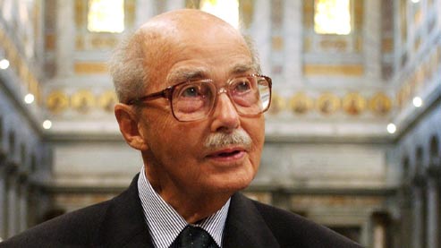 Héritier d’une des plus vieilles dynasties européennes, Otto de Habsbourg, au cours de sa vie, a lui-même changé plusieurs fois d’époque. Ici, à Rome, en 2004, lors des cérémonies de béatification de son père, Charles Ier, par Jean-Paul II. Ci-contre, avec l’empereur François-Joseph, en 1914. (Gamma)