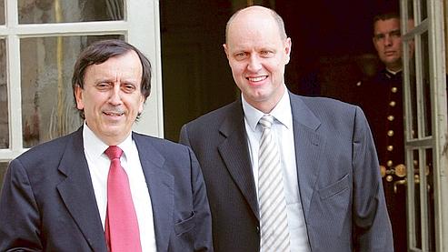 Jean-Claude Martinez et Carl Lang, en 2005, à Matignon. (AFP)