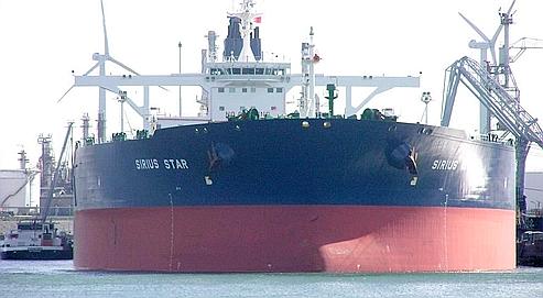 Capturé par une poignée de pirates dans l'océan Indien, le supertanker Sirius Star, H.5302 de son nom de code, est ancré depuis mardi au large du port somalien de Xarardheere. (AP Photo/Christian Duys)