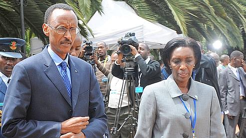 Le président rwandais Paul Kagame et Rose Kabuye, responsable du protocole.