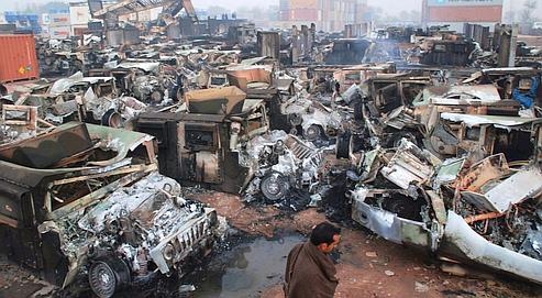 Scène de chaos au Port World Logistic. Équipés de lance-roquettes et de fusils d'assaut, 400 talibans sont arrivés vers 3 heures du matin pour incendier tousles véhicules du dépôt.