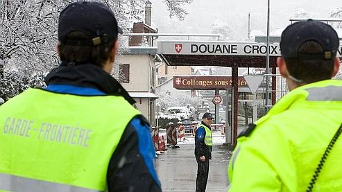 Si les contrôles d'identité sont supprimés aux 1.888 kilomètres de frontières, il faut toujours déclarer les marchandises. (AP)