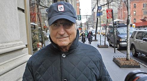 Bernard Madoff, libéré moyennant une caution de 10 millions de dollars, est assigné à résidence et porte un bracelet de surveillance à la cheville. (photo AP)
